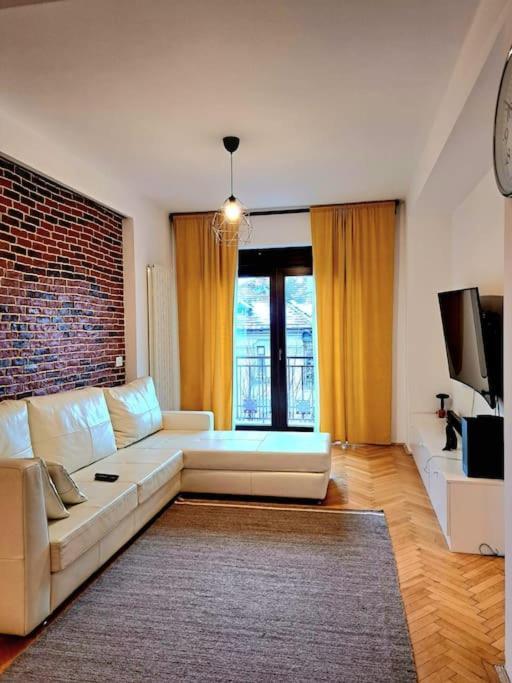 Classy Apartment With Parking In The City Center Bukares Bagian luar foto