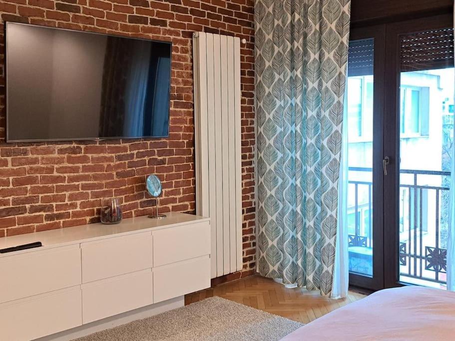 Classy Apartment With Parking In The City Center Bukares Bagian luar foto