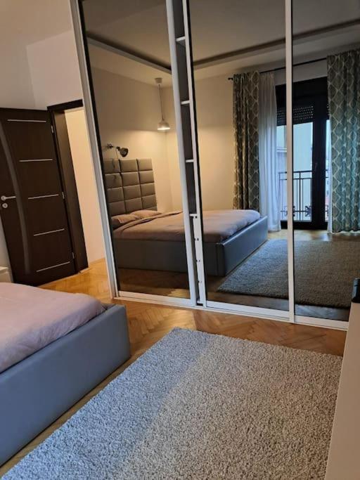 Classy Apartment With Parking In The City Center Bukares Bagian luar foto