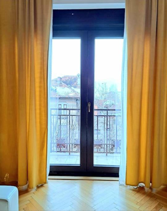 Classy Apartment With Parking In The City Center Bukares Bagian luar foto