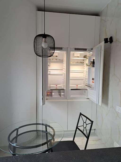 Classy Apartment With Parking In The City Center Bukares Bagian luar foto