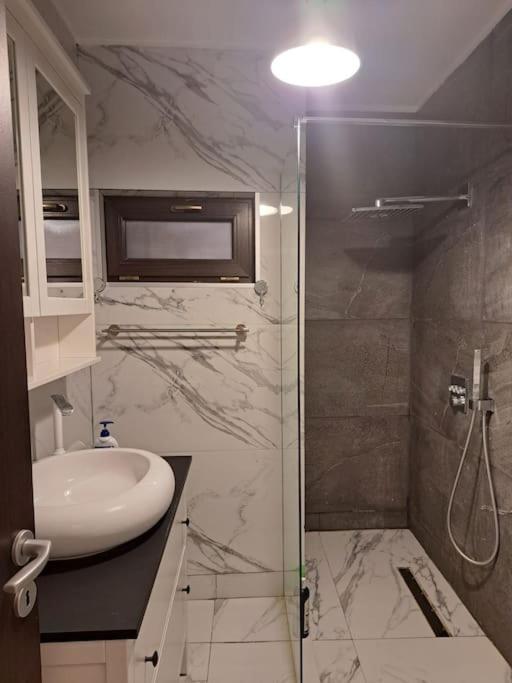 Classy Apartment With Parking In The City Center Bukares Bagian luar foto