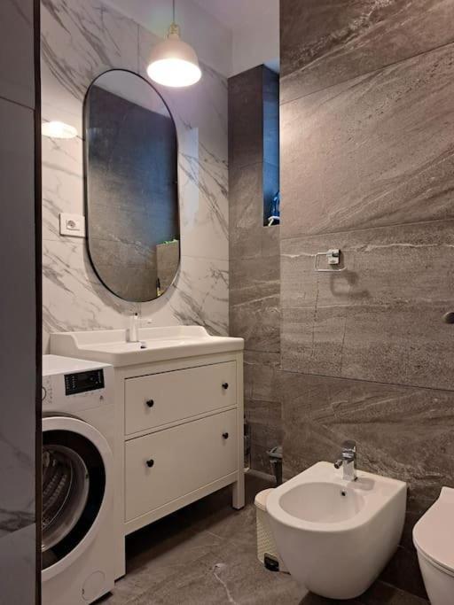 Classy Apartment With Parking In The City Center Bukares Bagian luar foto
