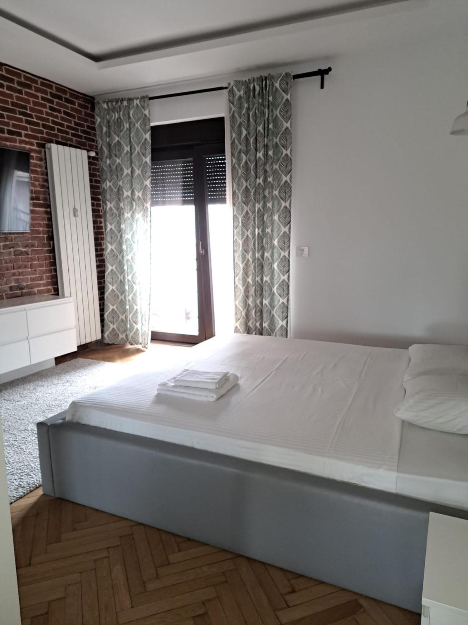 Classy Apartment With Parking In The City Center Bukares Bagian luar foto