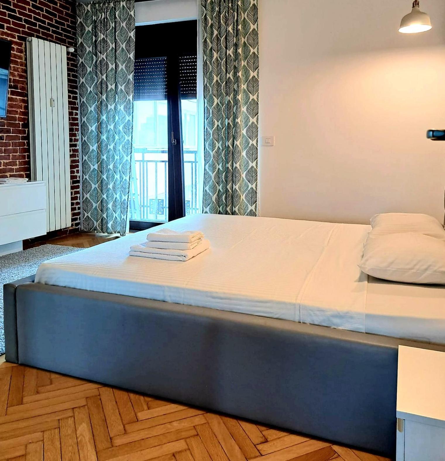 Classy Apartment With Parking In The City Center Bukares Bagian luar foto